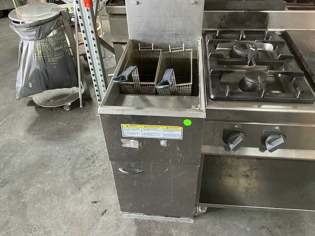 Kookwand met friteuse, gasfornuis (bakplaat en lavagrill) - afbeelding 8 van  18