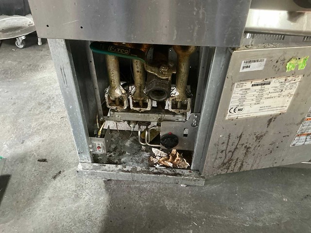 Kookwand met friteuse, gasfornuis (bakplaat en lavagrill) - afbeelding 10 van  18