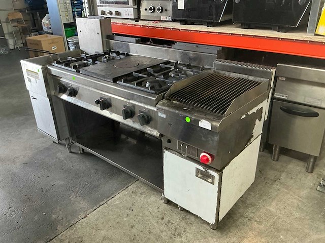 Kookwand met friteuse, gasfornuis (bakplaat en lavagrill) - afbeelding 1 van  18