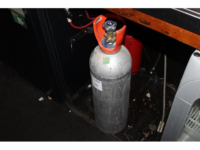 Koolzuurfles deels gevuld. - afbeelding 1 van  2