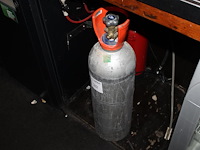 Koolzuurfles deels gevuld. - afbeelding 1 van  2