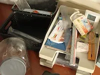 Koop kantoormaterialen, waaronder brievenbakjes, schrijfgerei, perforatoren, enz. - afbeelding 2 van  5