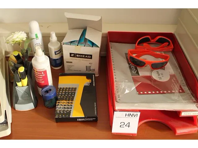 Koop kantoormaterialen, waaronder brievenbakjes, schrijfgerei, perforatoren, enz. - afbeelding 3 van  5