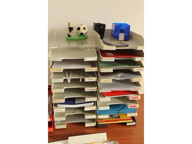 Koop kantoormaterialen, waaronder brievenbakjes, schrijfgerei, perforatoren, enz. - afbeelding 4 van  5