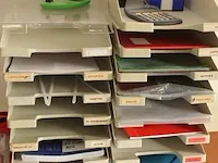 Koop kantoormaterialen, waaronder brievenbakjes, schrijfgerei, perforatoren, enz. - afbeelding 4 van  5