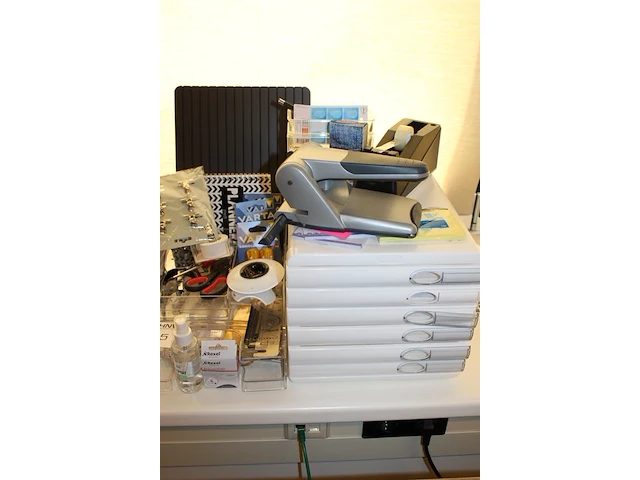 Koop kantoormaterialen w.o. schrijfgerei, brievenbakjes, perforator nietmachine etc. - afbeelding 3 van  3