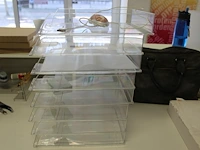 Koopje kantoormaterialen w.o. nietmachine, postzegeldispensers, schrijfgerei, rekenmachines, insteekhoezen,... - afbeelding 2 van  2