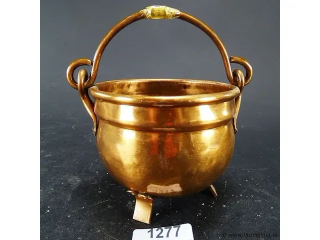 Koperen ketel op poten en met hengsel - afbeelding 1 van  5