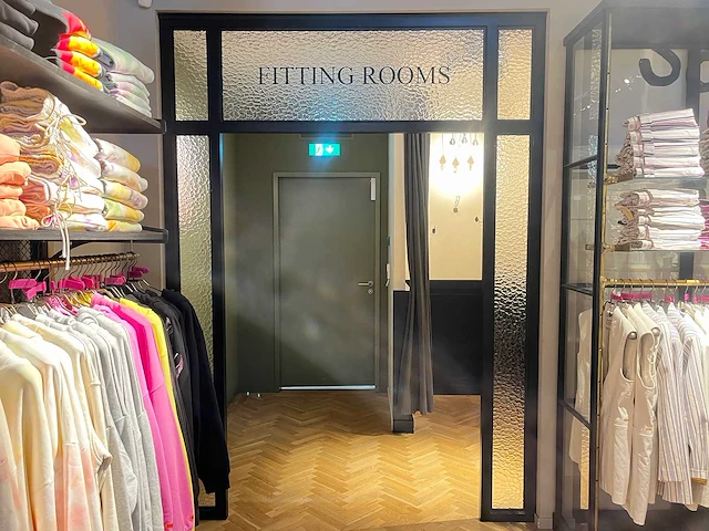 Kozijn metaal en glas "fitting room" - afbeelding 1 van  6