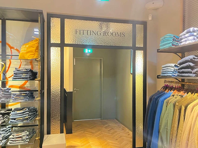 Kozijn metaal en glas "fitting room" - afbeelding 1 van  4