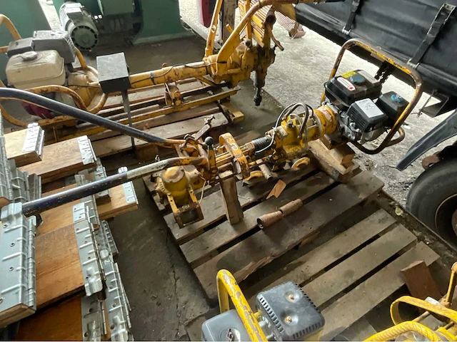 Kraagschroefmachine - afbeelding 2 van  6