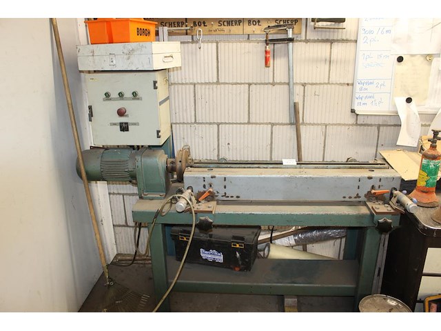 Kraalbank kassner met diverse hulpstukken. - afbeelding 1 van  5