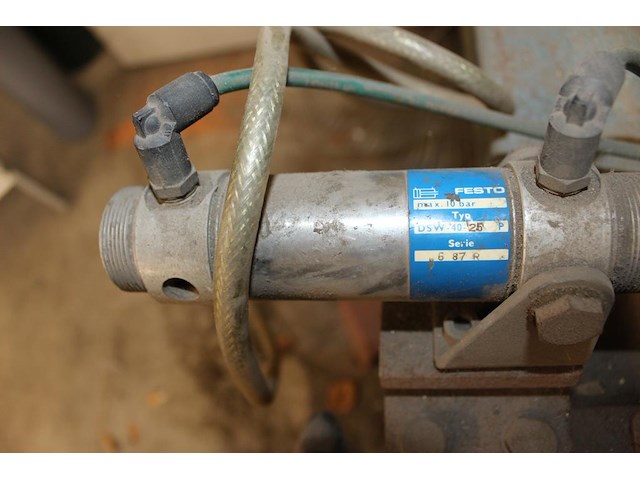 Kraalbank kassner met diverse hulpstukken. - afbeelding 3 van  5