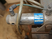 Kraalbank kassner met diverse hulpstukken. - afbeelding 3 van  5