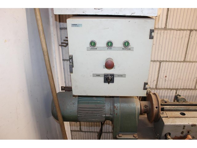 Kraalbank kassner met diverse hulpstukken. - afbeelding 4 van  5