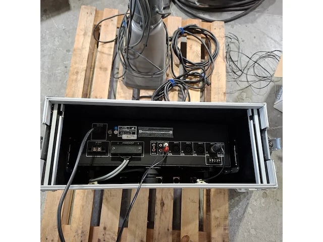 Krachtsroom verdeelkast en diverse elektronica, o.a. keraf/monacor - afbeelding 19 van  29