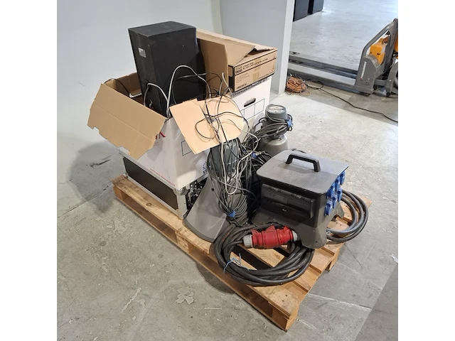 Krachtsroom verdeelkast en diverse elektronica, o.a. keraf/monacor - afbeelding 12 van  29