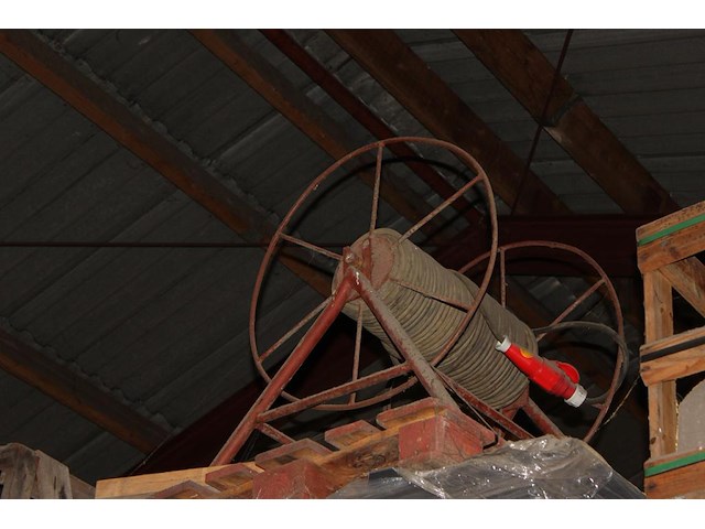 Krachtstroomverlengkabel op haspel. ca. 50 meter. - afbeelding 1 van  2