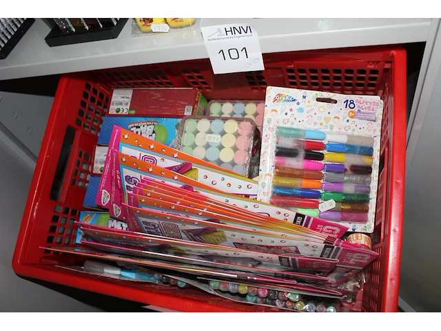Krat gevuld met gemstones, mega balls, stoepkrijt, glitters - afbeelding 2 van  2