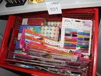 Krat gevuld met gemstones, mega balls, stoepkrijt, glitters - afbeelding 2 van  2