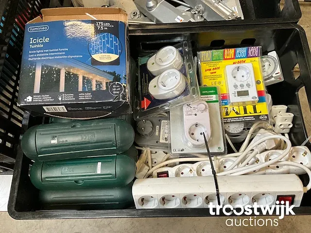 Krat met dimmers en verdeeldozen - afbeelding 1 van  3