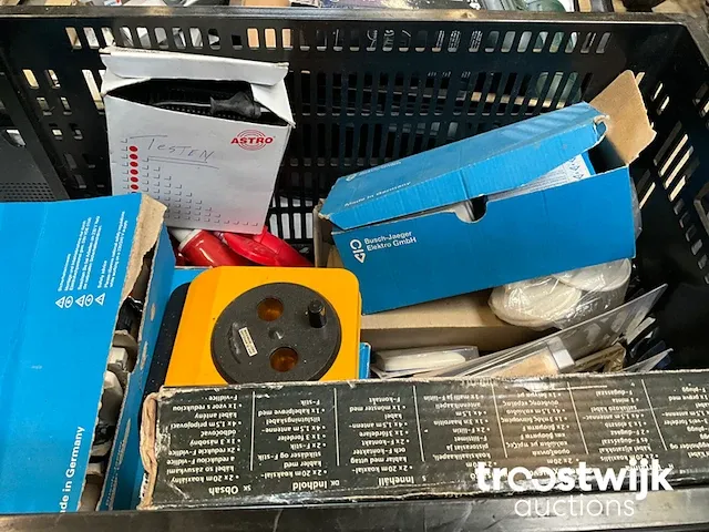 Krat met dimmers en verdeeldozen - afbeelding 2 van  3
