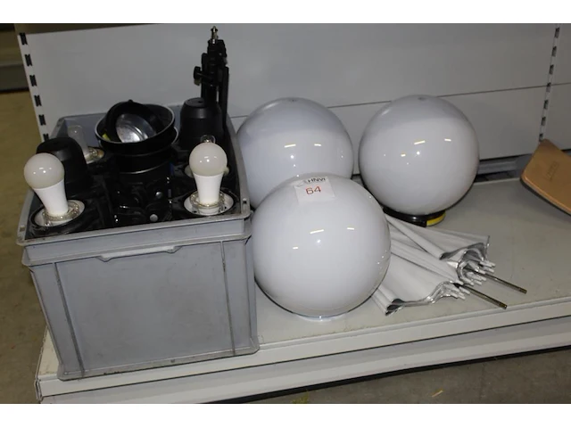 Krat met o.a. zes flitslampen meetle, diffuser, kappen en paraplu's - afbeelding 1 van  3