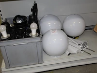 Krat met o.a. zes flitslampen meetle, diffuser, kappen en paraplu's - afbeelding 1 van  3