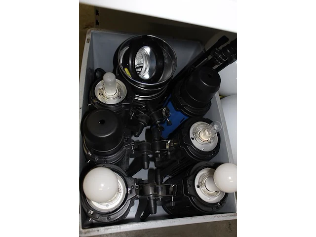 Krat met o.a. zes flitslampen meetle, diffuser, kappen en paraplu's - afbeelding 2 van  3
