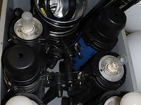 Krat met o.a. zes flitslampen meetle, diffuser, kappen en paraplu's - afbeelding 2 van  3