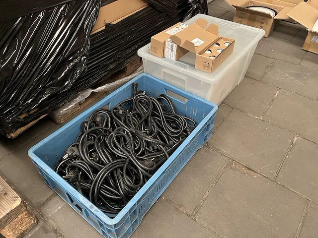 Krat met stroomkabels, 1x krat diversen - afbeelding 1 van  3