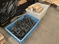Krat met stroomkabels, 1x krat diversen - afbeelding 1 van  3