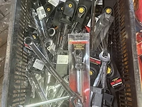 Krat vol met ring ratel sleutels 17/18/19 o.a. gearwrench - afbeelding 2 van  3