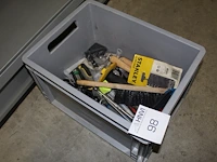 Kratje gevuld met handgereedschappen - afbeelding 1 van  2