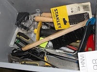 Kratje gevuld met handgereedschappen - afbeelding 2 van  2
