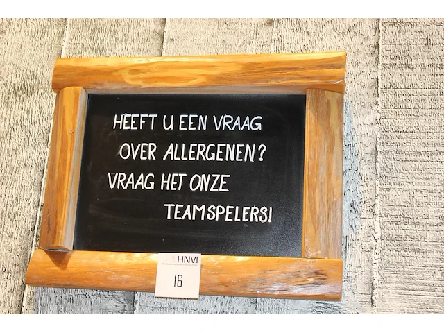 Krijtbord met houten omlijsting. afmeting 51 x 41 cm. - afbeelding 1 van  1