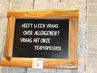 Krijtbord met houten omlijsting. afmeting 51 x 41 cm. - afbeelding 1 van  1