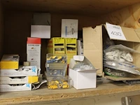 Krimpkousen rayspool en cellpack, kabelschoentjes, netwerkstekkertjes en kabelnietjes op schap. - afbeelding 1 van  1