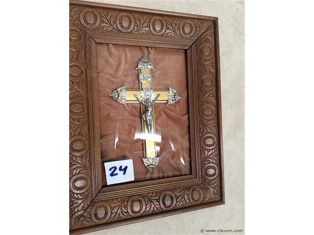 Kruisbeeld onder glas - afbeelding 1 van  2