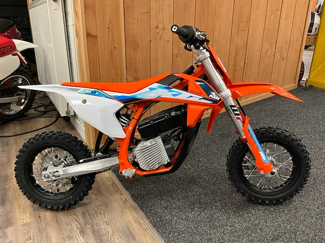 Ktm sx-e 3 mini-crosser - afbeelding 1 van  11
