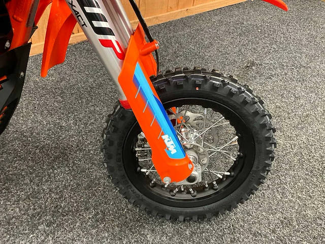 Ktm sx-e 3 mini-crosser - afbeelding 7 van  11