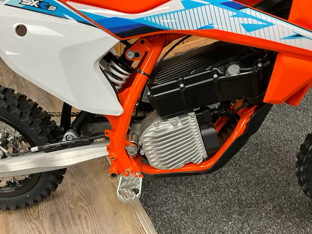 Ktm sx-e 3 mini-crosser - afbeelding 8 van  11