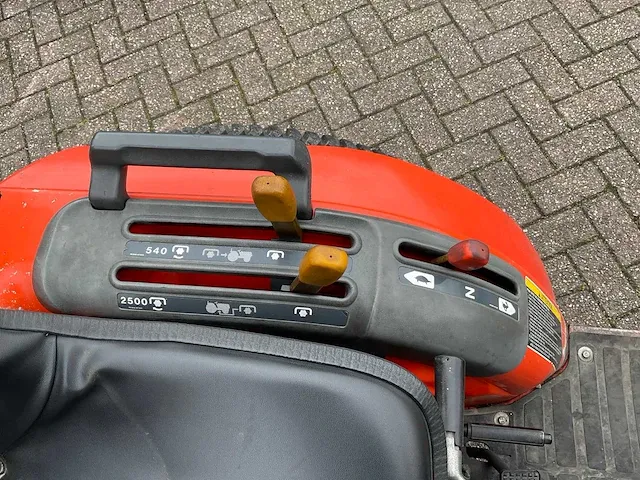 Kubota b2100 smalspoortractor - afbeelding 15 van  16