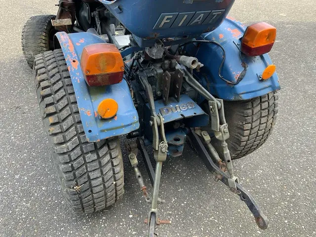 Kubota b5100e smalspoor- en compacttractor - afbeelding 9 van  12