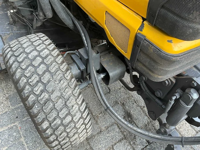 Kubota trekker met veeg- en zuiginstallatie - afbeelding 2 van  49