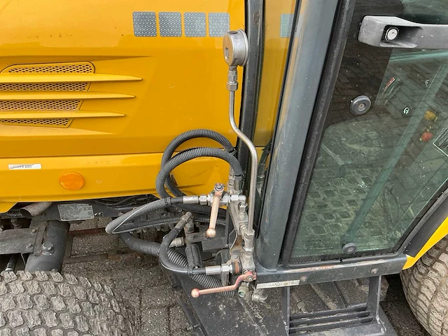 Kubota trekker met veeg- en zuiginstallatie - afbeelding 3 van  49