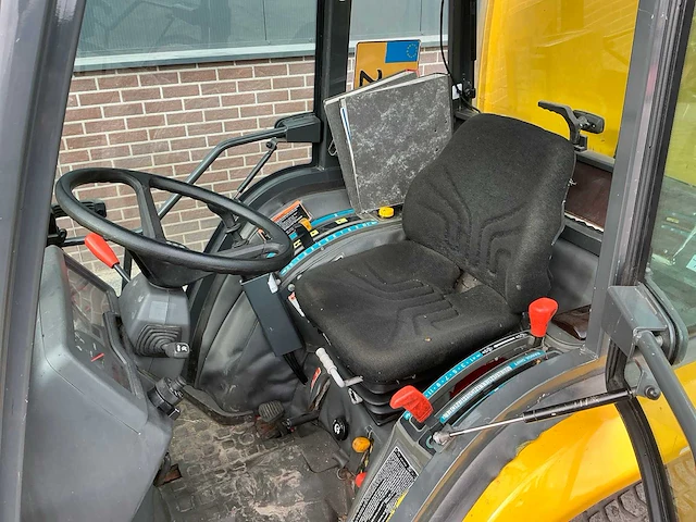Kubota trekker met veeg- en zuiginstallatie - afbeelding 4 van  49