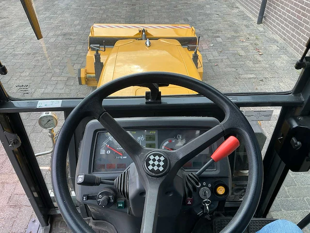Kubota trekker met veeg- en zuiginstallatie - afbeelding 5 van  49