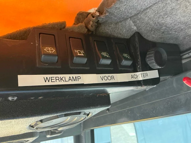 Kubota trekker met veeg- en zuiginstallatie - afbeelding 6 van  49