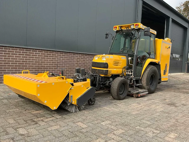 Kubota trekker met veeg- en zuiginstallatie - afbeelding 1 van  49